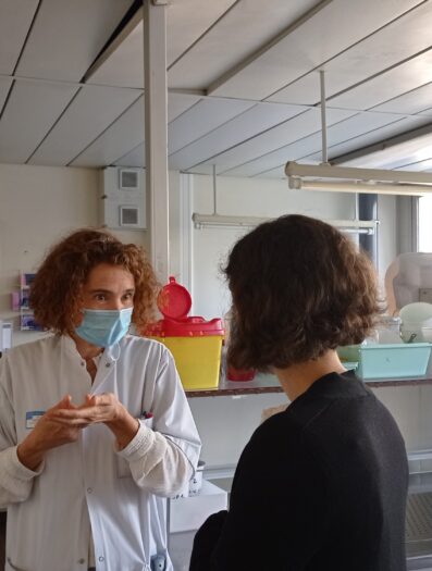 Deux techniciennes de laboratoire dans un hôpital